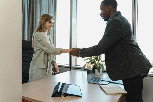 Comment créer un chatbot service client performant en 2024